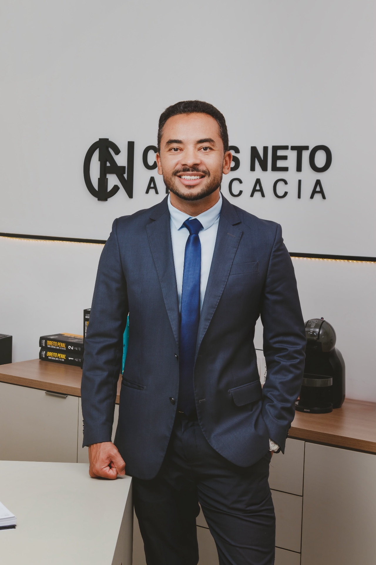 Retrato do advogado Clovis Neto no escritório Clovis Neto Advocacia